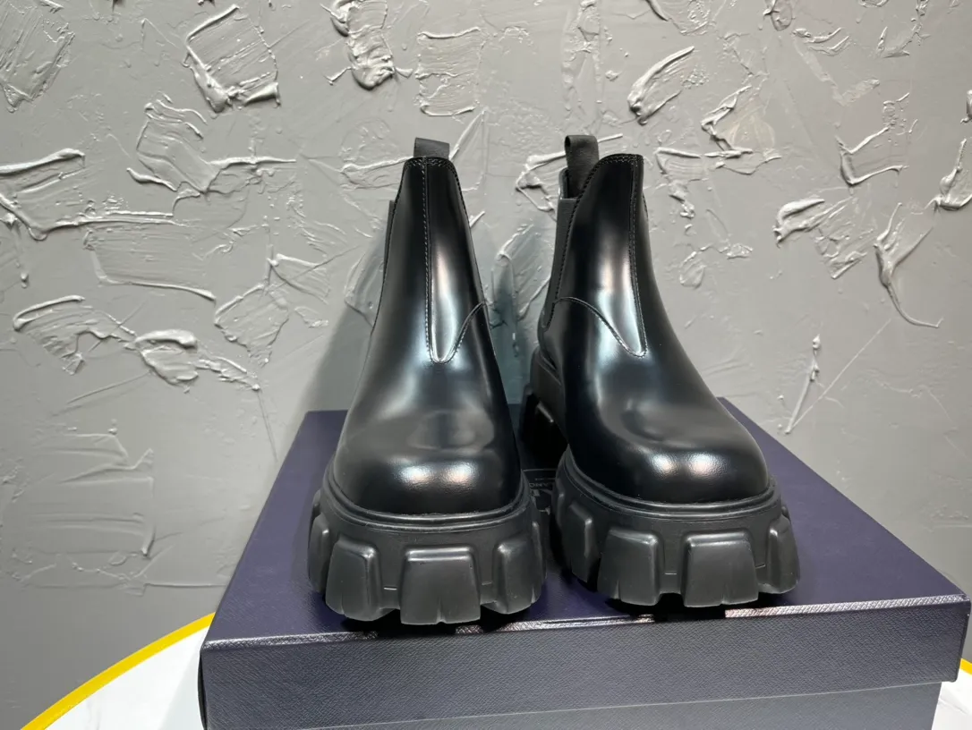 Men's shoes 💰820💰 🔥🔥🔥Upgraded version 2025 new Prada Prada triangular enamel logo, round-toe elastic Martin boots, original one-to-one development, outsole one-to-one private molding, the fabric is made of imported open edge beads, lining cowhide, foot-pad cowhide, sole height 5cm, outsole original rubber foam sole, full package, code number 39-46